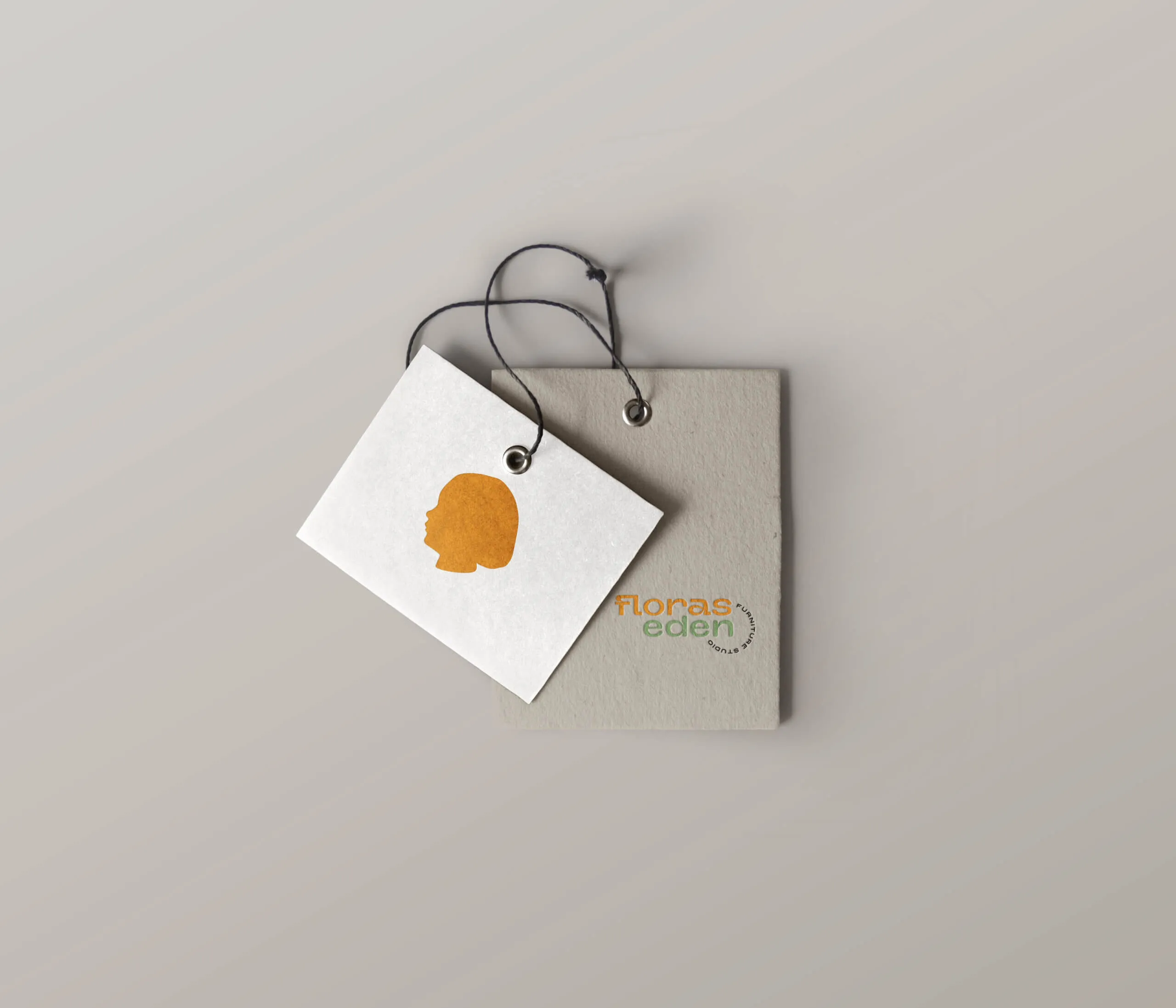 Hängeetikett mit orangem Ornament und Logo von Floras Eden