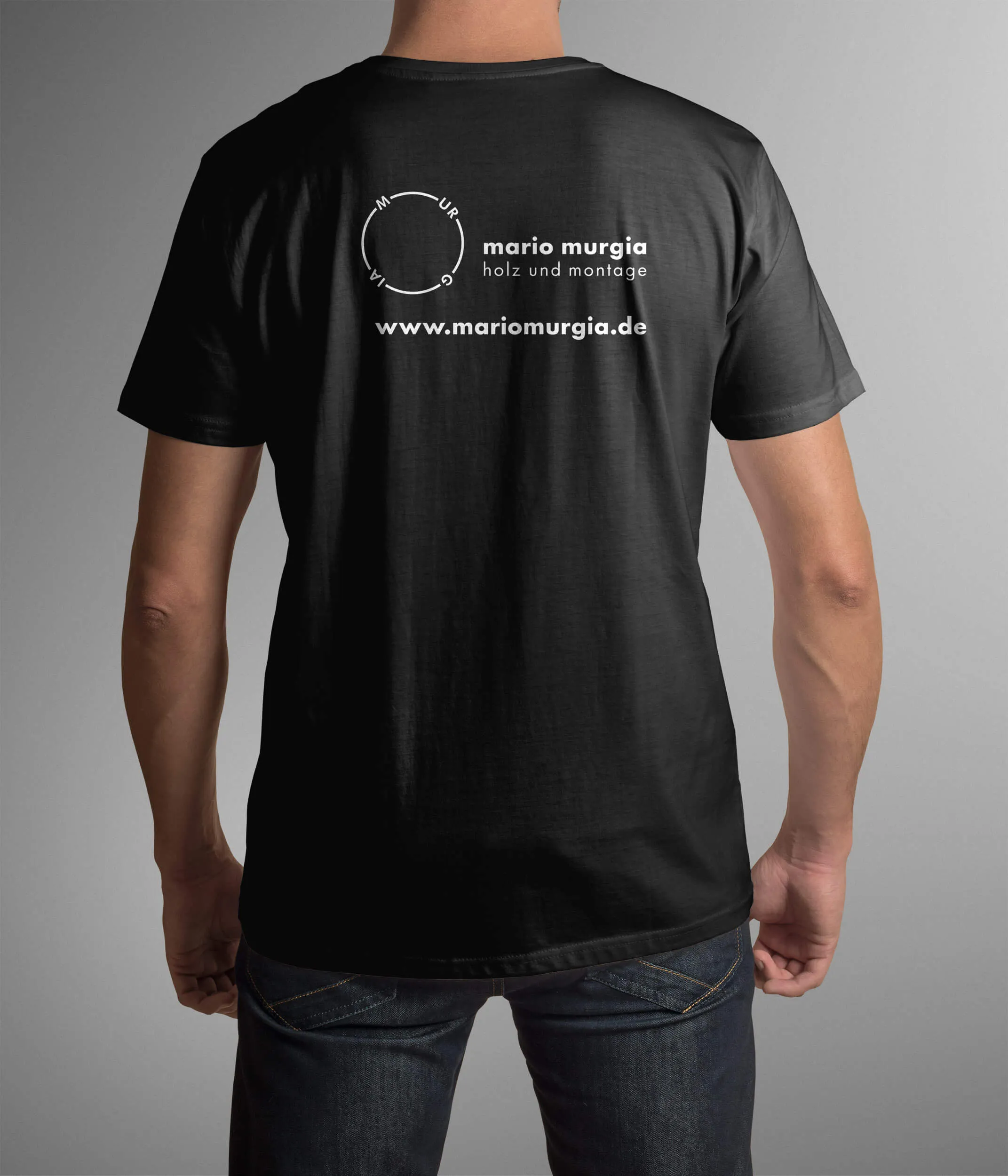 Rückenansicht eines schwarzen T-Shirts mit Logo und Webadresse